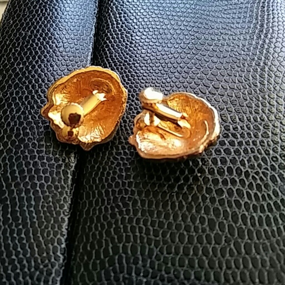 Pair of gold tone earrings - Picture 2 of 2